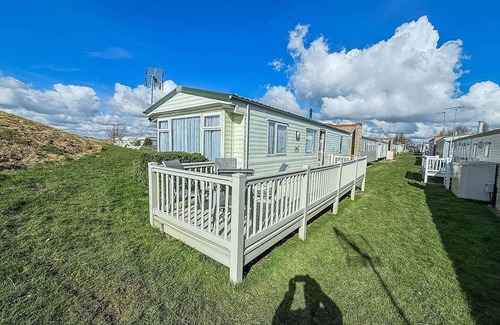 Walton on the Naze House | Superb caravan with decking and free WiFi at Naze Marine Park ref 17236C