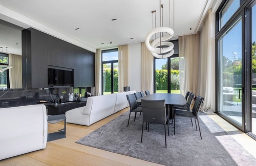 Mougins Villa | Superb contemporary architect-designed villa at the entrance to Parc de la Valmaque