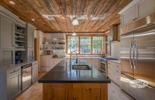 Minett Cottage | Superb Family Cottage on Lake Joe! Stunning Forever Sunsets! Tennis Court! Gym!