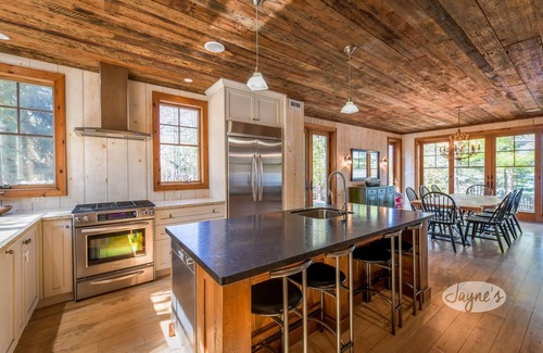 Minett Cottage | Superb Family Cottage on Lake Joe! Stunning Forever Sunsets! Tennis Court! Gym!