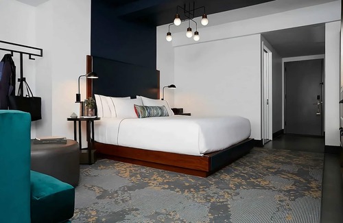 Midtown East House | Superb Location! Close to Metropolitan Museum and Central Park!