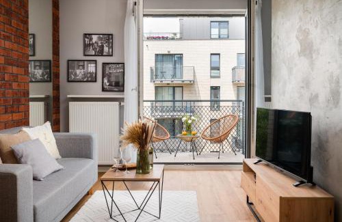 Nowa Praga Apartment | Superb Loft Studio in charming Praga District, 300 m to Metro & 100 m to tram, balcony