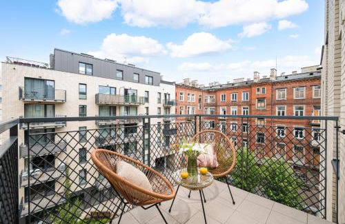 Nowa Praga Apartment | Superb Loft Studio in charming Praga District, 300 m to Metro & 100 m to tram, balcony