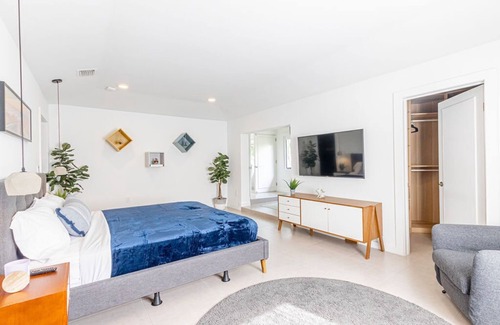 Miami Shores Villa | Superb Modern Villa w/Mini Golf+ Heated Pool+BBQ Grill