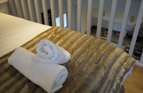 Cowley Apartment | Superb refurbished split-level apartment
