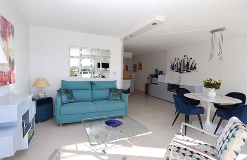 Saint-Raphael Apartment | Superb sea view for this 4* accommodation in Residence with swimming pool, lift