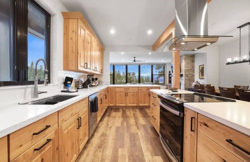 Tahoe Village House | Superb Ski Haus | Near Heavenly & Views | Sleeps 8