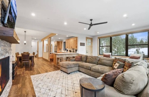 Tahoe Village House | Superb Ski Haus | Near Heavenly & Views | Sleeps 8