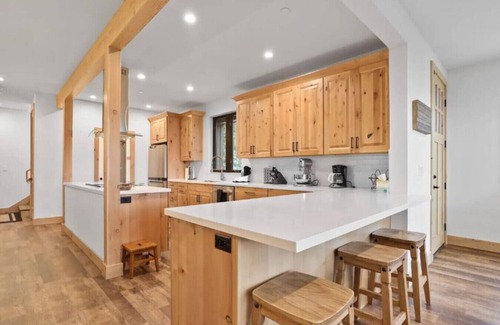 Tahoe Village House | Superb Ski Haus | Near Heavenly & Views | Sleeps 8