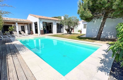La Flotte House | Superb villa with pool in the heart of the village