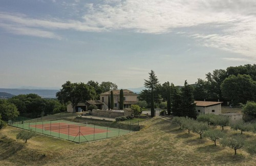 Niozelles Villa | Superb Villa with pool, tennis court, large wooded grounds in the Luberon