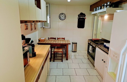 Seclin Apartment | Superbe Appartement de 200m2,10 Pers, 3 Chambres, Jeux , Cuisine Pour les Pros