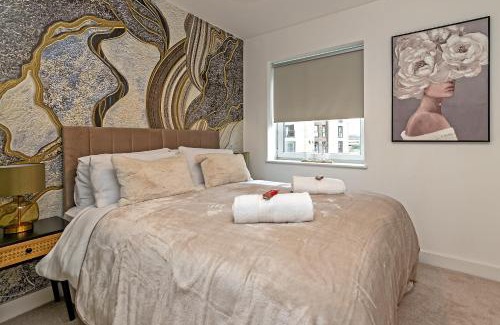 Luton Apartment | SUPERIOR AIRPORT SUITE, FREE Parking, Stylish, BALCONY, Two Bathrooms, Close To Airport, Station & Centre