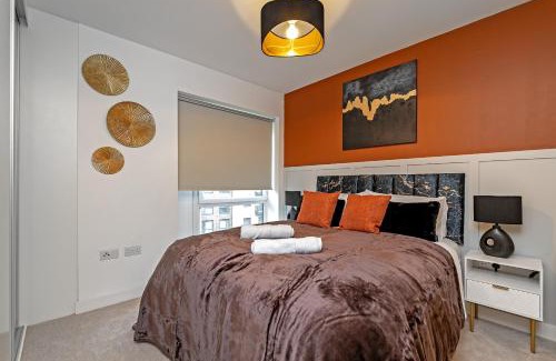 Luton Apartment | SUPERIOR AIRPORT SUITE, FREE Parking, Stylish, BALCONY, Two Bathrooms, Close To Airport, Station & Centre