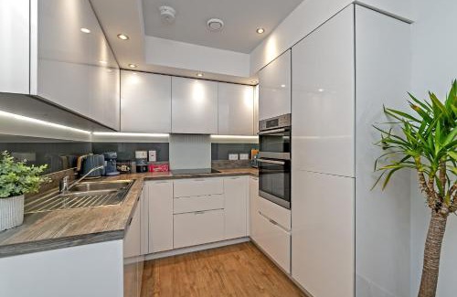 Luton Apartment | SUPERIOR AIRPORT SUITE, FREE Parking, Stylish, BALCONY, Two Bathrooms, Close To Airport, Station & Centre