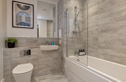 Luton Apartment | SUPERIOR AIRPORT SUITE, FREE Parking, Stylish, BALCONY, Two Bathrooms, Close To Airport, Station & Centre