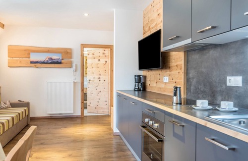 Gudon Apartment | Superior Holiday Apartment 'Marialisa Tulpe' with Mountain View, Whirlpool & Wi-Fi