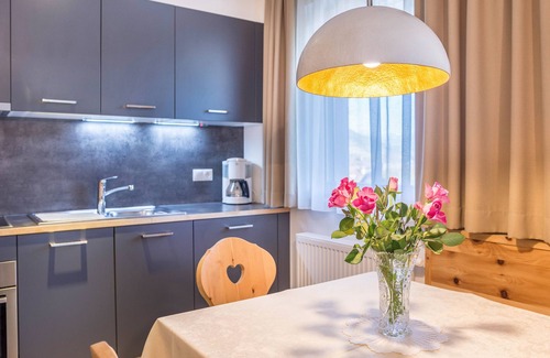 Gudon Apartment | Superior Holiday Apartment 'Marialisa Apt Rose' with Mountain View, Whirlpool & Wi-Fi