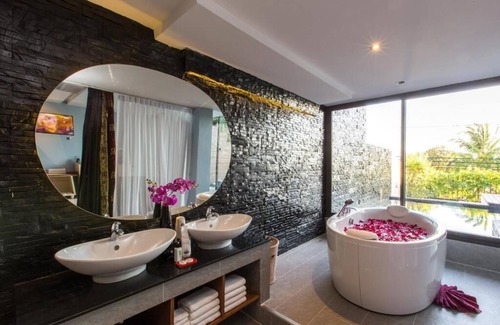 Patong Resort | Superior Jacuzzi suite ocean front in Patong (B)
