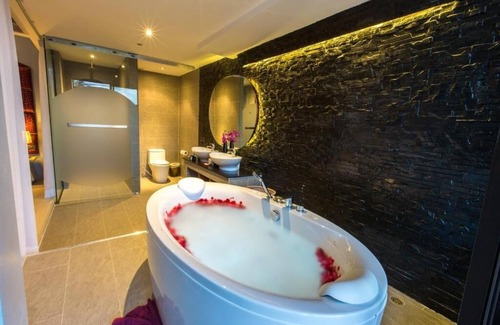 Patong Resort | Superior Jacuzzi suite ocean front in Patong (B)