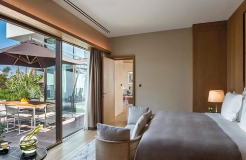 Jumeirah House | Superior King Room in Private Resort Island