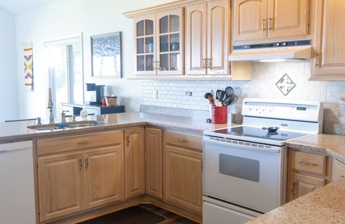 Atlantic Mine House | Superior Retreat: Your Fall Adventure Hub – Waterfront Stay Near Brockway Mountain