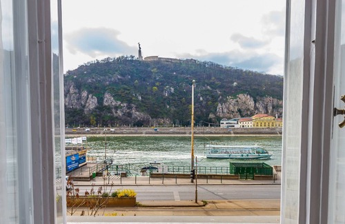 Inner City Budapest Apartment | Superior Riverside Residency