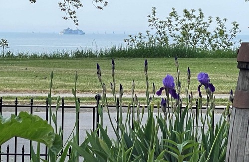 Bay View House | Superior Street Lakeview Villa