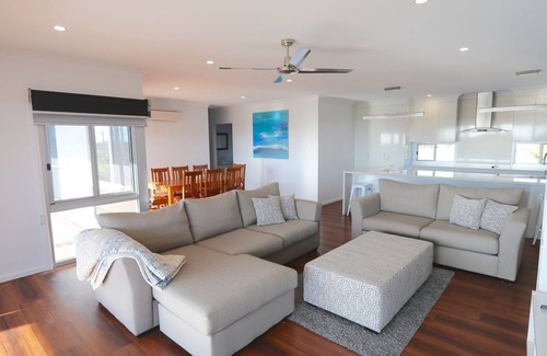 Waterhouse House | Surf and Sand - sea views in Robe