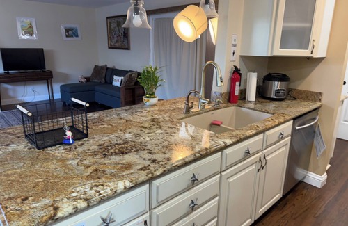 Huntington Beach House | Surf Beach room at Kone2HBPad - Hawaiian Style House at HB-WKLY/MON DISCOUNT