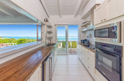 Hartswell House | Surf House: 4BR Beachfront w/pool