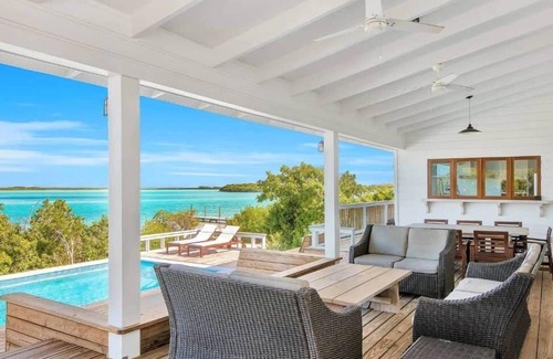 Hartswell House | Surf House: 4BR Beachfront w/pool