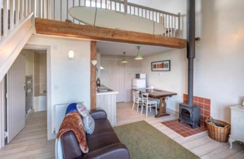 Shorwell House | Surf Shack 1-Bed Cottage Sleeps 2 Pet Friendly