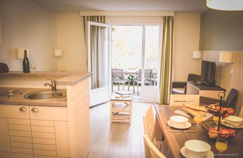 Danestal House | Surface area : about 40 m². Level 0 : Living room with bed-settee. Kitchen with coffee machine