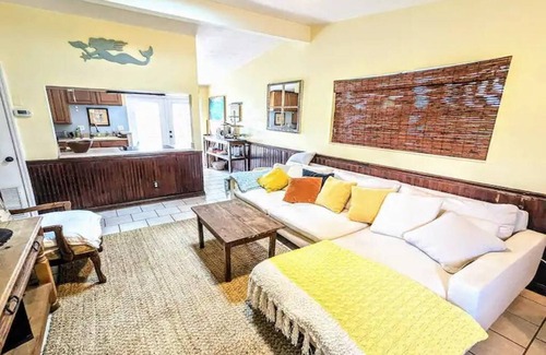 North Beach House | Surfers Paradise: Cozy Home near Hanna Park Poles