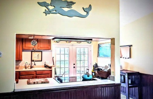 North Beach House | Surfers Paradise: Cozy Home near Hanna Park Poles