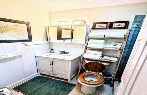 North Beach House | Surfers Paradise: Cozy Home near Hanna Park Poles