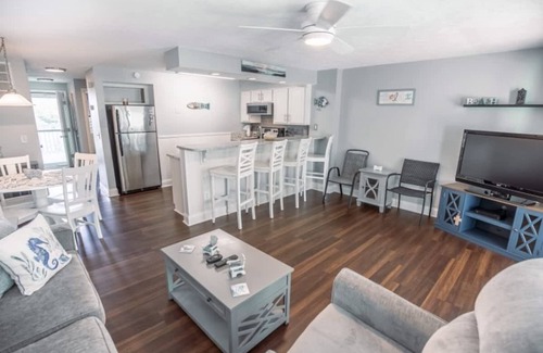 Kure Beach Condo | Surfrider Beach Getaway Cozy 1BR, Beach Access!