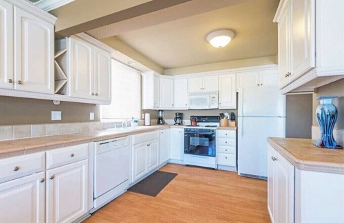 West Newport House | SurfView*7UnitsA/C*Park10Cars14Bikes4Washers7BBQs