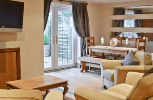 Stratford-upon-Avon House | Surrounded by fields just 3 miles from Stratford - upon Avon - Alveston Pastures Retreat