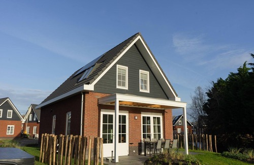 Medemblik Villa | Sustainable water villa with dishwasher, by a lake