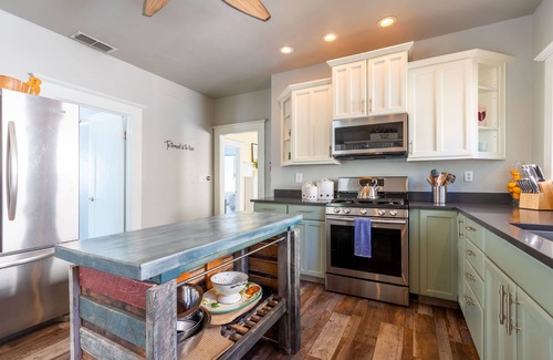 Central Sacramento House | Sutter Midtown 3bd Historic Home w/Swimming Pool *Virtual Tour