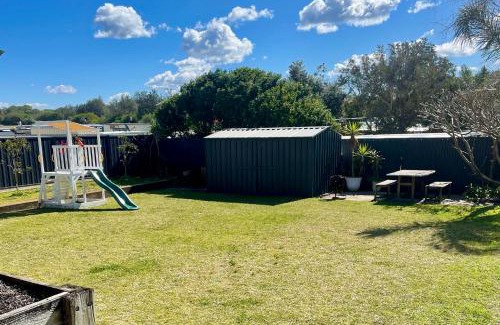 Anna Bay House | Suzie Q - Spacious 4BR home - 150m to beach - Pet Friendly