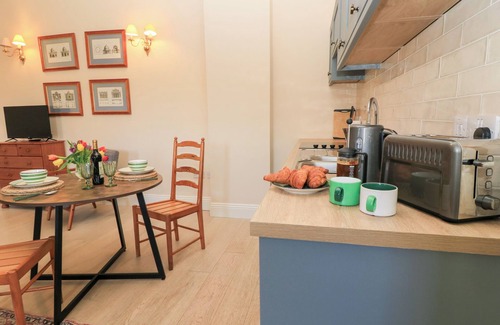 Cheltenham Cottage | SWALLOW STUDIO, pet friendly, with a garden in Andoversford