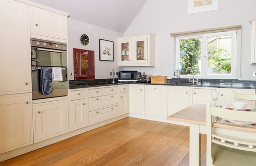 Eleighwater Cottage | SWANDOWN, 12 KITTWHISTLE, family friendly in Cricket St. Thomas