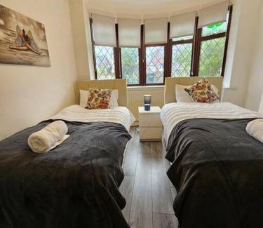 Rowley Regis House | SwankyHome 4 Groups Near M5.