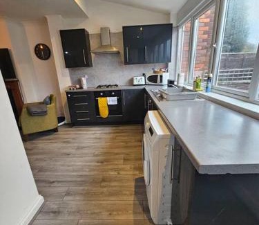 Rowley Regis House | SwankyHome 4 Groups Near M5.