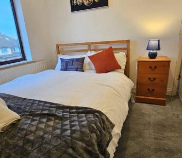 Rowley Regis House | SwankyHome 4 Groups Near M5.