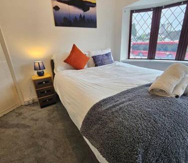 Rowley Regis House | SwankyHome 4 Groups Near M5.