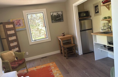 Bend Apartment | sweet apartment in trees pet friendly